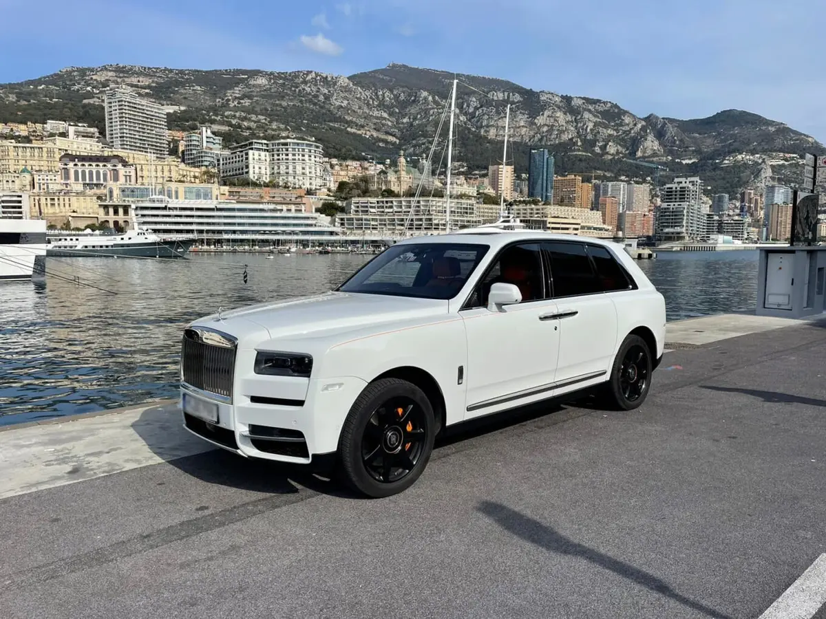 Rolls-Royce Cullinan 2022 — Super Car Rental Switzerland, Switzerland. Rolls-Royce Cullinan in Switzerland Der Rolls-Royce Cullinan aus dem Jahr 2022 steht in…