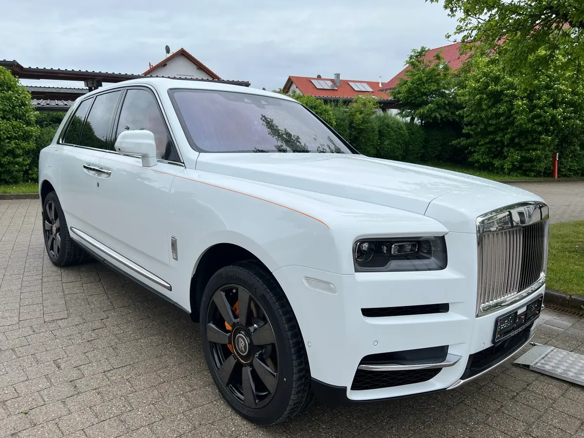 Rolls-Royce Cullinan 2022, Innenraum — Super Car Rental Switzerland, Switzerland. Rolls-Royce Cullinan in Switzerland Der Rolls-Royce Cullinan aus dem Jahr 2022 steht in…