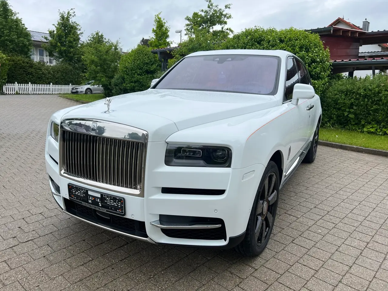 Rolls-Royce Cullinan 2022, Armaturenbrett — Super Car Rental Switzerland, Switzerland. Rolls-Royce Cullinan in Switzerland Der Rolls-Royce Cullinan aus dem Jahr 2022 steht in…
