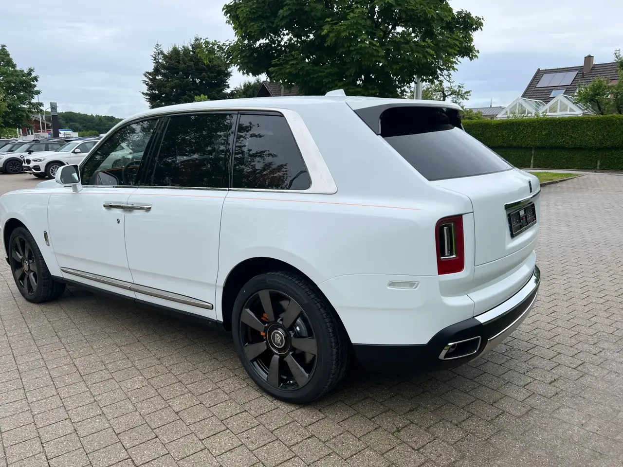Rolls-Royce Cullinan 2022, Seitenprofil — Super Car Rental Switzerland, Switzerland. Rolls-Royce Cullinan in Switzerland Der Rolls-Royce Cullinan aus dem Jahr 2022 steht in…