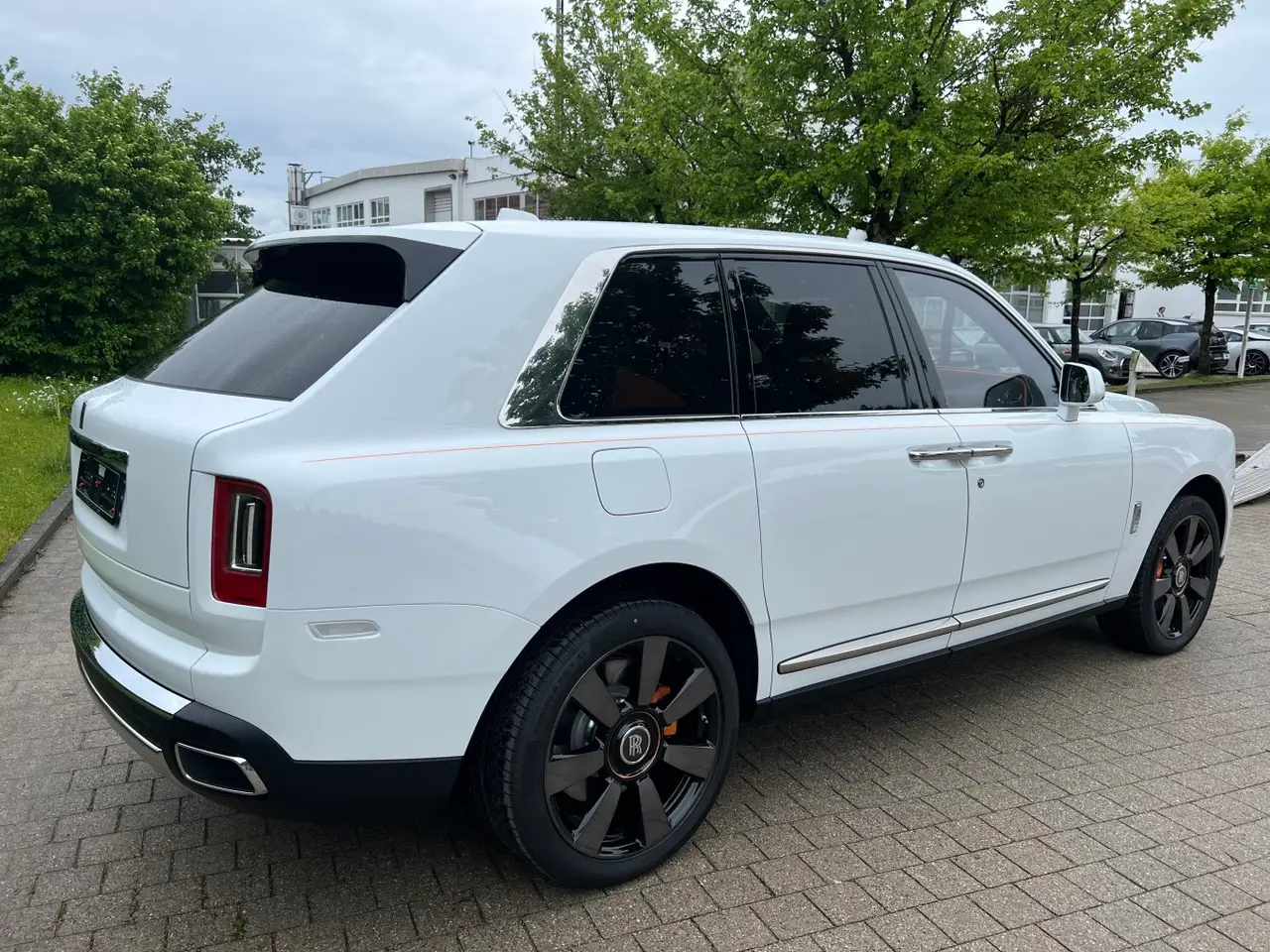 Rolls-Royce Cullinan 2022, Außenansicht — Super Car Rental Switzerland, Switzerland. Rolls-Royce Cullinan in Switzerland Der Rolls-Royce Cullinan aus dem Jahr 2022 steht in…