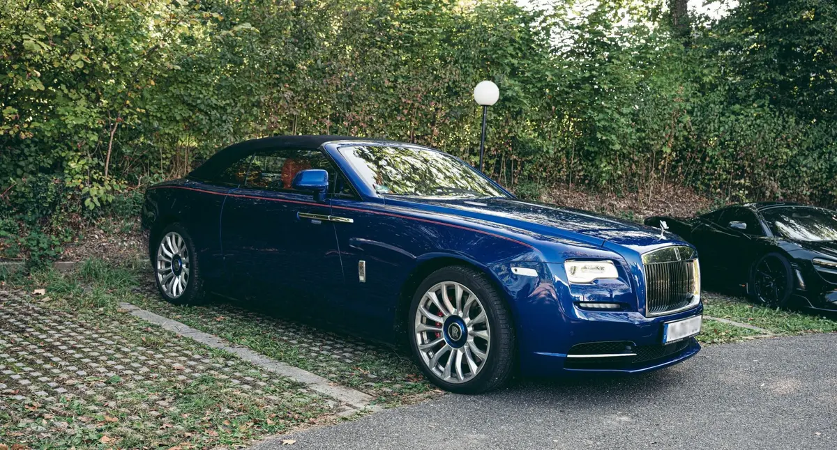 Rolls-Royce Dawn 2022 — Super Car Rental Switzerland, Switzerland. Rolls-Royce Dawn in Switzerland Der Rolls-Royce Dawn aus dem Jahr 2022 steht in der…