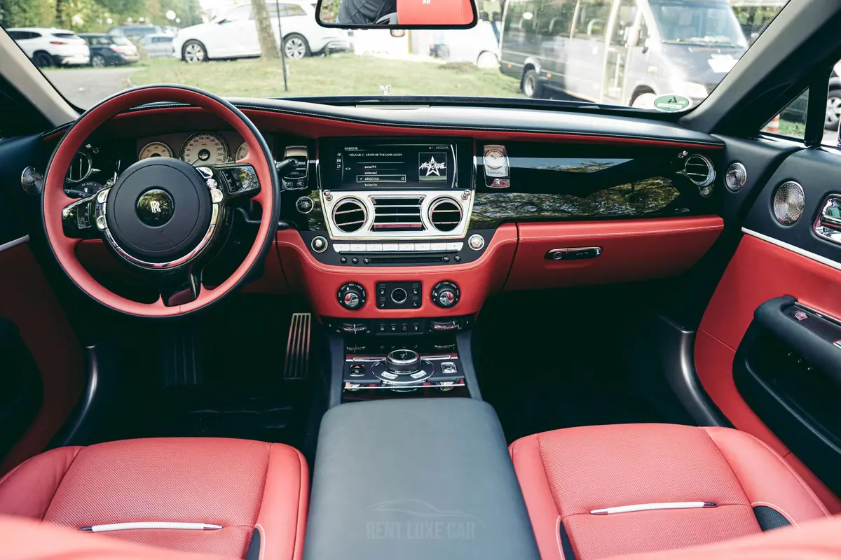 Rolls-Royce Dawn 2022, Außenansicht — Super Car Rental Switzerland, Switzerland. Rolls-Royce Dawn in Switzerland Der Rolls-Royce Dawn aus dem Jahr 2022 steht in der…