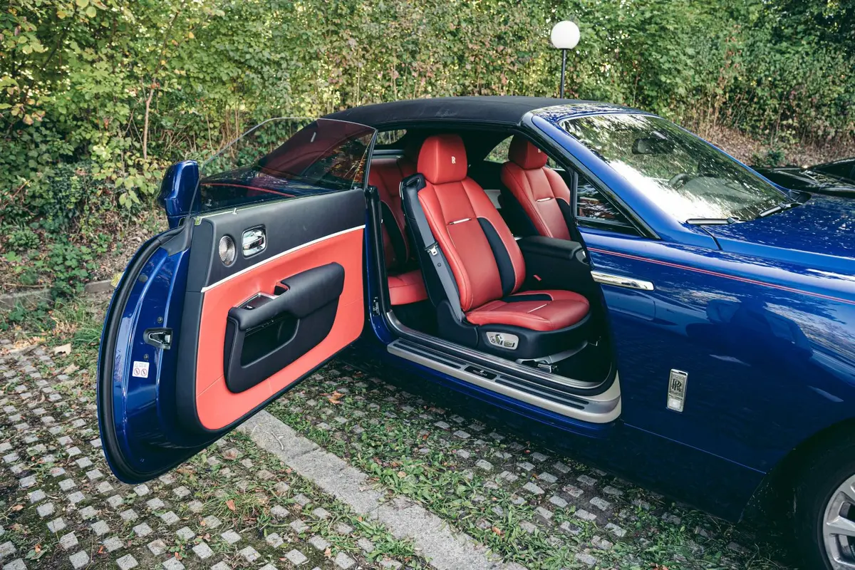Rolls-Royce Dawn 2022, Frontansicht — Super Car Rental Switzerland, Switzerland. Rolls-Royce Dawn in Switzerland Der Rolls-Royce Dawn aus dem Jahr 2022 steht in der…