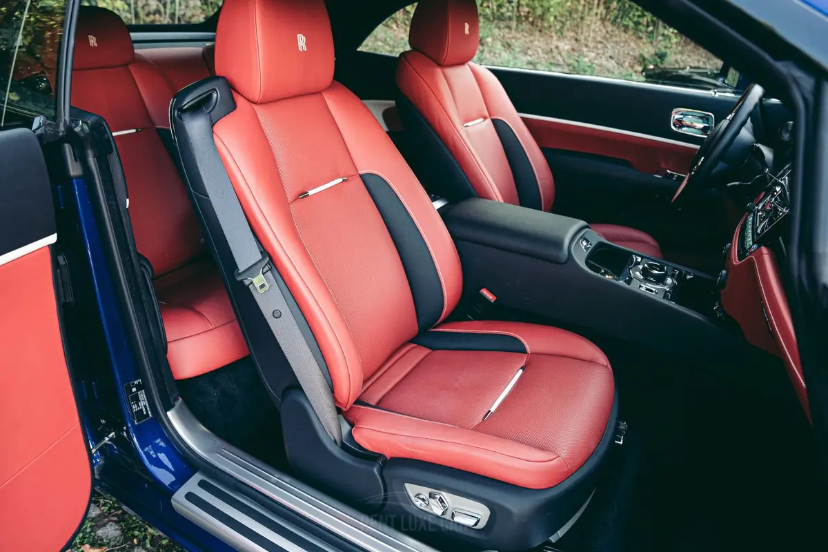 Rolls-Royce Dawn 2022, Heckansicht — Super Car Rental Switzerland, Switzerland. Rolls-Royce Dawn in Switzerland Der Rolls-Royce Dawn aus dem Jahr 2022 steht in der…