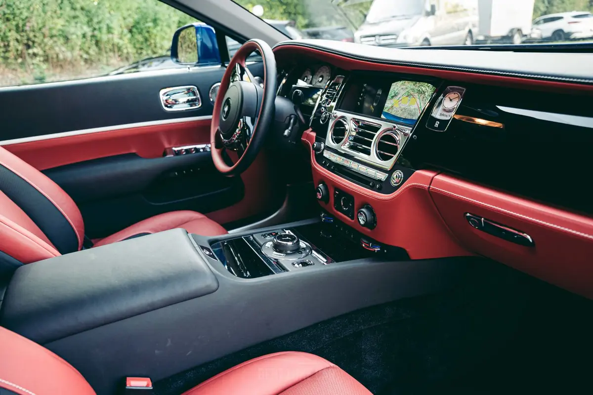 Rolls-Royce Dawn 2022, Innenraum — Super Car Rental Switzerland, Switzerland. Rolls-Royce Dawn in Switzerland Der Rolls-Royce Dawn aus dem Jahr 2022 steht in der…