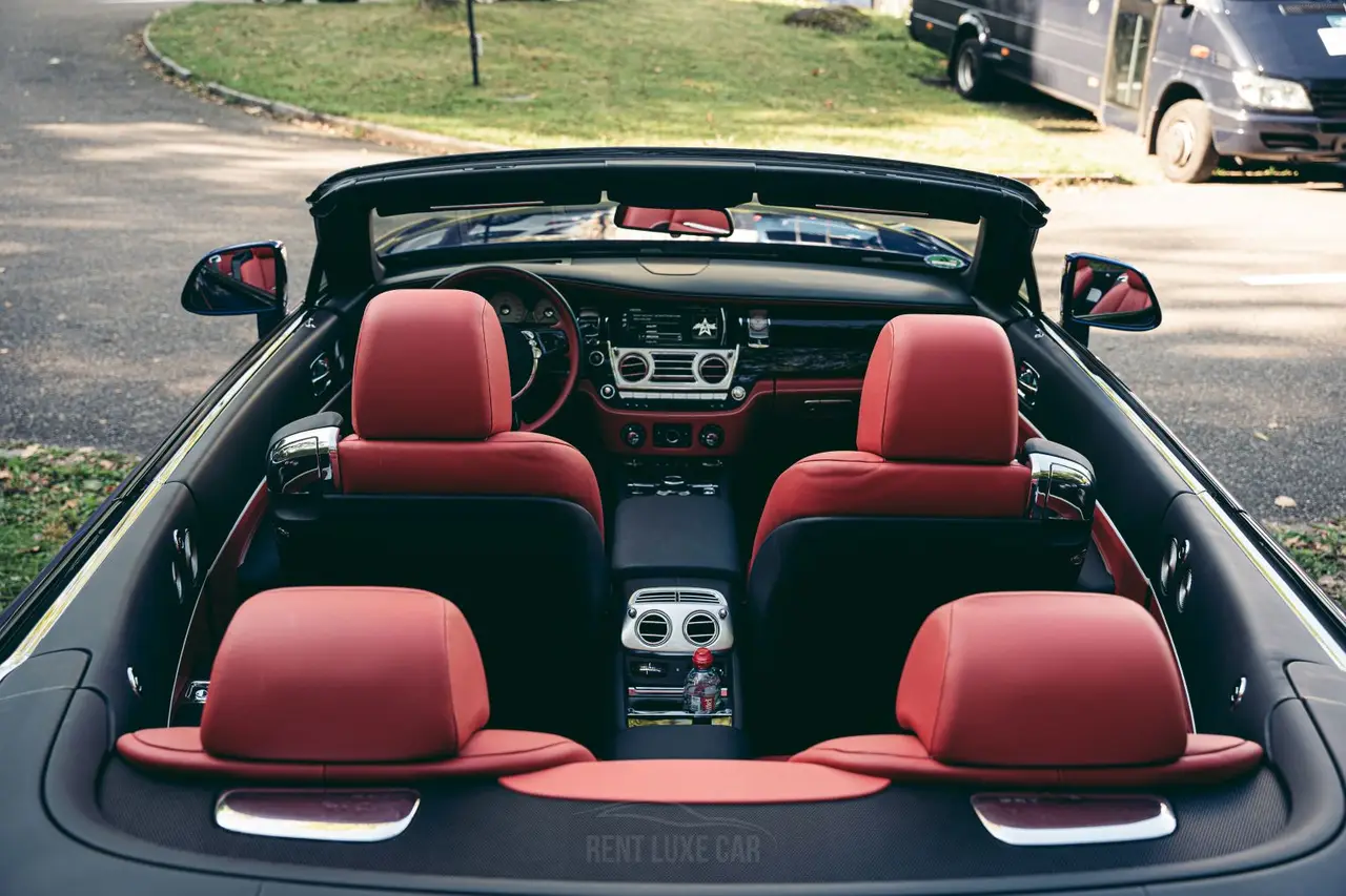 Rolls-Royce Dawn 2022, Armaturenbrett — Super Car Rental Switzerland, Switzerland. Rolls-Royce Dawn in Switzerland Der Rolls-Royce Dawn aus dem Jahr 2022 steht in der…
