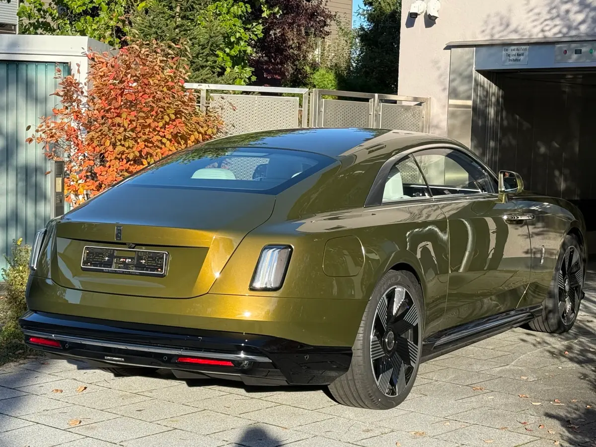 Rolls-Royce Spectre 2024, Außenansicht — Super Car Rental Switzerland, Switzerland. Rolls-Royce Spectre in Switzerland Der Rolls-Royce Spectre aus dem Jahr 2024 steht in der…
