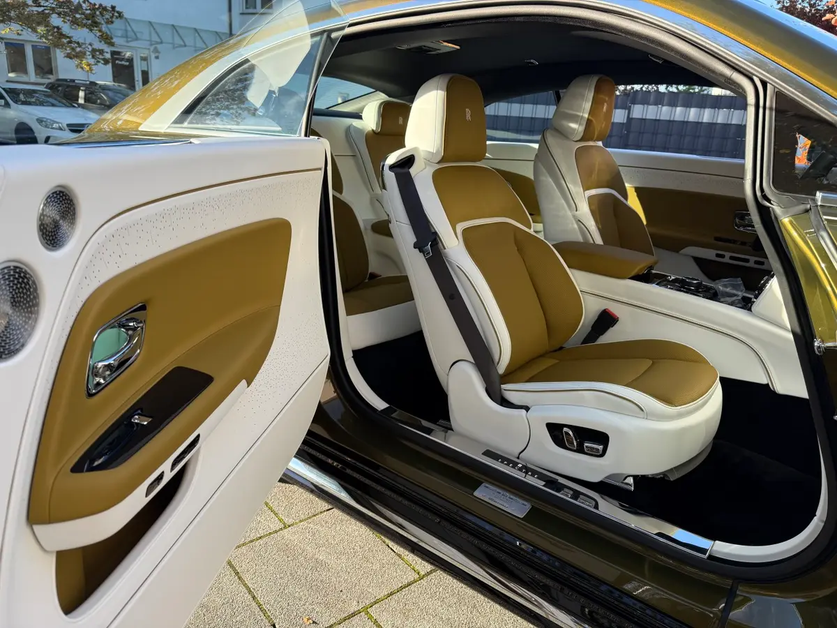 Rolls-Royce Spectre 2024, Frontansicht — Super Car Rental Switzerland, Switzerland. Rolls-Royce Spectre in Switzerland Der Rolls-Royce Spectre aus dem Jahr 2024 steht in der…