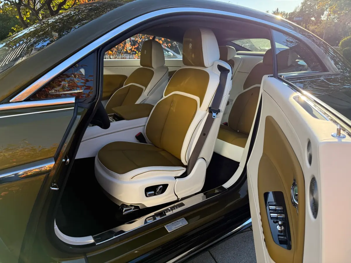 Rolls-Royce Spectre 2024, Heckansicht — Super Car Rental Switzerland, Switzerland. Rolls-Royce Spectre in Switzerland Der Rolls-Royce Spectre aus dem Jahr 2024 steht in der…