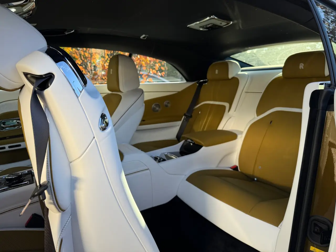 Rolls-Royce Spectre 2024, Innenraum — Super Car Rental Switzerland, Switzerland. Rolls-Royce Spectre in Switzerland Der Rolls-Royce Spectre aus dem Jahr 2024 steht in der…
