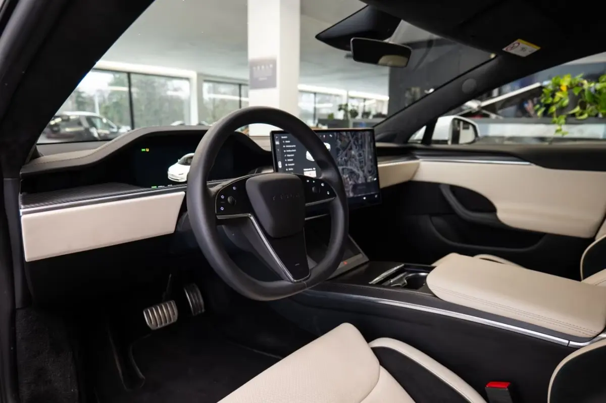 Tesla Model S Plaid 2025, vue avant — Super Car Rental Switzerland, Switzerland. Tesla Model S Plaid in Switzerland La Tesla Model S Plaid 2025 est disponible à la…