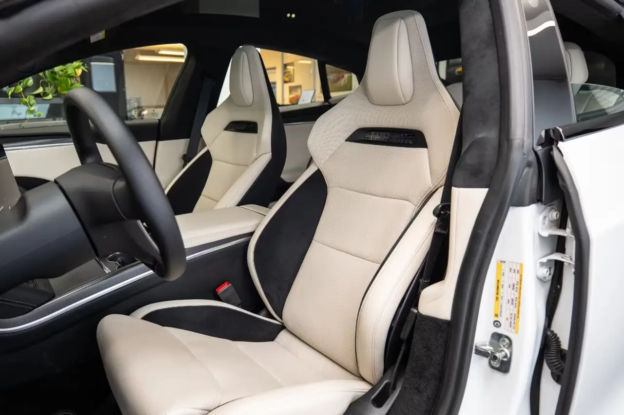 Tesla Model S Plaid 2025, vue arrière — Super Car Rental Switzerland, Switzerland. Tesla Model S Plaid in Switzerland La Tesla Model S Plaid 2025 est disponible à la…