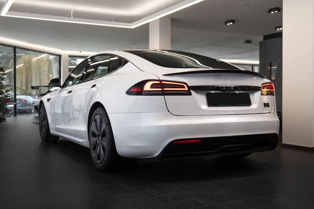 Tesla Model S Plaid 2025, tableau de bord — Super Car Rental Switzerland, Switzerland. Tesla Model S Plaid in Switzerland La Tesla Model S Plaid 2025 est disponible à la…