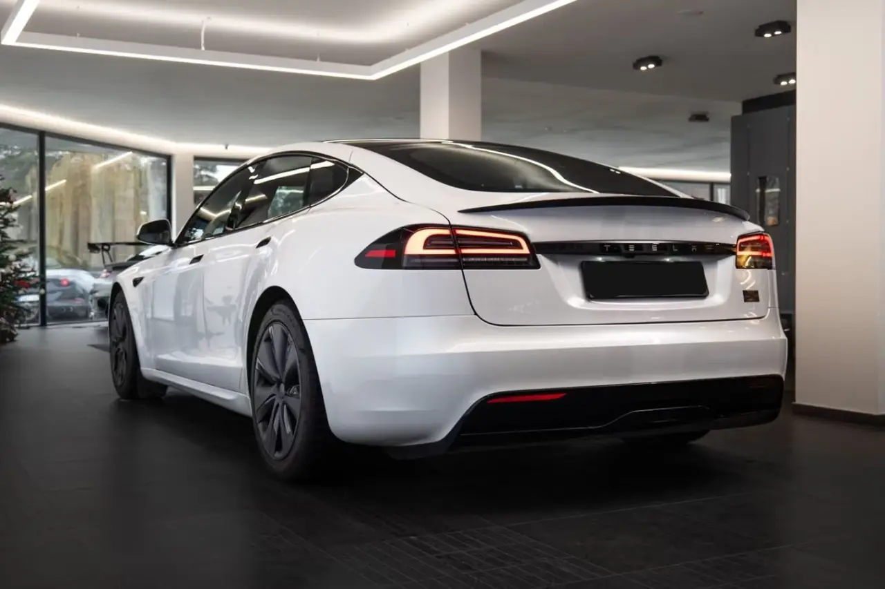 Tesla Model S Plaid 2025, tableau de bord — Super Car Rental Switzerland, Switzerland. Tesla Model S Plaid in Switzerland La Tesla Model S Plaid 2025 est disponible à la…