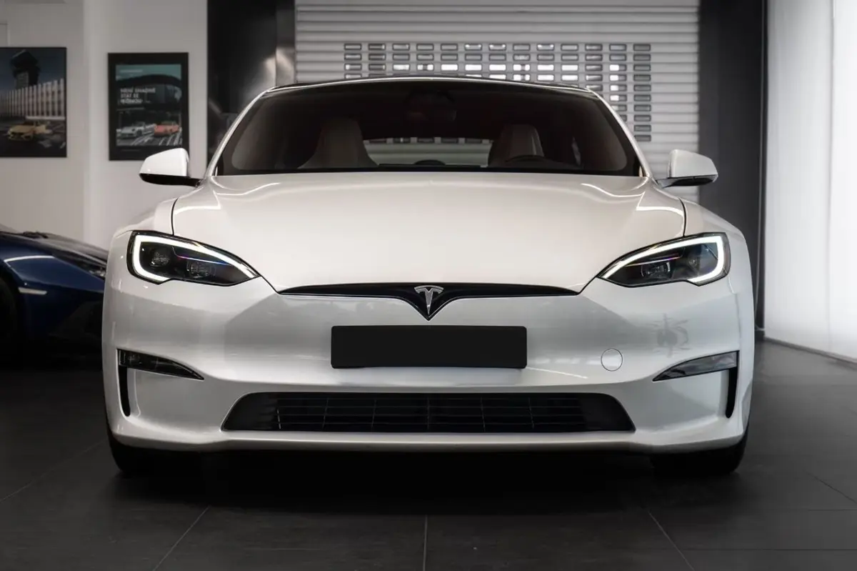 Tesla Model S Plaid 2025, profil latéral — Super Car Rental Switzerland, Switzerland. Tesla Model S Plaid in Switzerland La Tesla Model S Plaid 2025 est disponible à la…