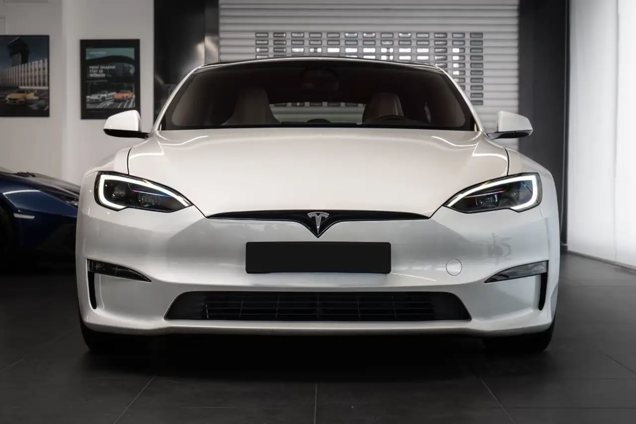 Tesla Model S Plaid 2025, profil latéral — Super Car Rental Switzerland, Switzerland. Tesla Model S Plaid in Switzerland La Tesla Model S Plaid 2025 est disponible à la…